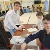 photo  en présence de wendy héraud et de thomas manceau, à l’école saint-venant, les enfants ont déposé leur enveloppe pendant que julia masson émargeait la feuille de présence des votants. 