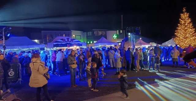 photo  seuls ou en famille, de nombreux habitants ont profité du marché de noël ce week-end.  &copy;  co 