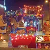 photo enfants et adultes ont profité de la venue des tracteurs décorés de l’association la ceinture verte mancelle au marché de noël organisé, vendredi, par la municipalité. les festivités ont commencé dans la cour de l’école avec des chants interprétés par les élèves. le père noël, arrivé sur un vieux tracteur, et la chorale amalgame ont servi d’interludes à la visite des stands artisanaux.
