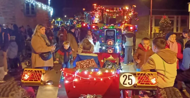 photo  enfants et adultes ont profité de la venue des tracteurs décorés de l’association la ceinture verte mancelle au marché de noël organisé, vendredi, par la municipalité. les festivités ont commencé dans la cour de l’école avec des chants interprétés par les élèves. le père noël, arrivé sur un vieux tracteur, et la chorale amalgame ont servi d’interludes à la visite des stands artisanaux.  &copy;  ouest-france 