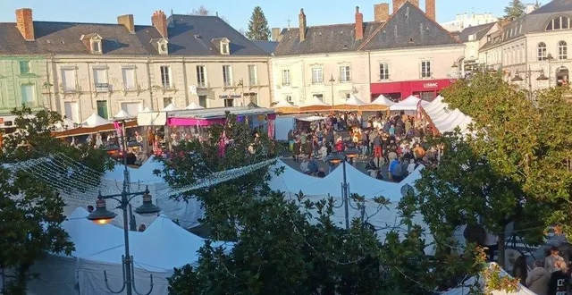 photo  anne ballester, chargée de la culture, était satisfaite. la place de la république était bondée dimanche, pour le marché de noël. sur les nombreux stands, les flâneurs ont pu trouver des objets artisanaux ou des produits gastronomiques. et les enfants, impatients, ont reçu un goûter offert par la mairie en attendant le père noël.  &copy;  ouest-france 