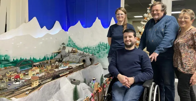 photo  bénévoles de l’adsl et de la bibliothèque sont heureux d’accueillir les visiteurs à la bibliothèque pour y découvrir le petit train.  &copy;  ouest-france 