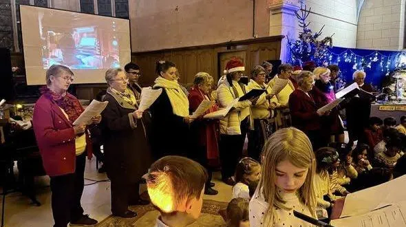 photo  samedi, un concert organisé par l’association des amis des orgues du secteur paroissial, s’est déroulé à l’église saint-sulpice, avec la participation des enfants des écoles du sacré-cœur et la chorale paroissiale. au programme des airs de noël repris en chœur par le public : « douce nuit », « minuit chrétiens », « noël blanc »… la soirée s’est conclue sous une standing-ovation.  &copy;  ouest-france 