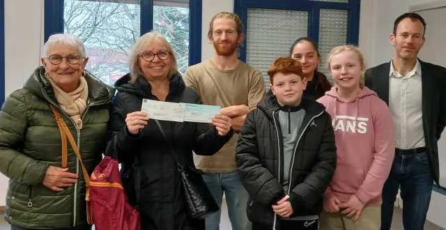 photo  les élèves ont remis les dons aux représentantes du secours populaire  &copy;  ouest-france 