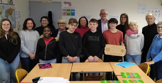 photo  lena, mentenon, pierre, enzo et damien entourés des enseignantes, les membres du jumelage et les élus.  &copy;  co 
