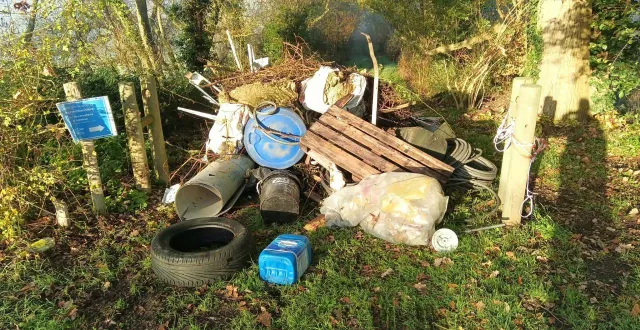 photo  les déchets continuent de s’entasser sur le site de la tournerie à angers (maine-et-loire) comme le montrent ces photos prises par l’association team river clean. les auteurs de dépôts sauvages devraient être bientôt sanctionnés promet la ville, ce 15 décembre.  &copy;  team river clean 