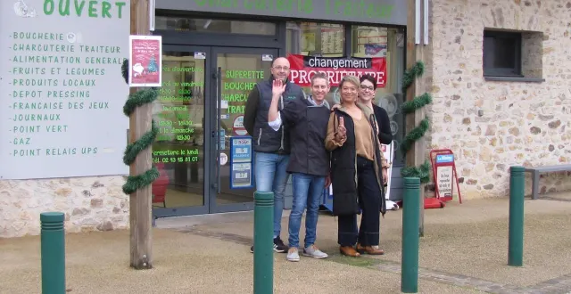 photo  à villaines-sous-malicorne, près de la flèche (sarthe), clémentine et yannick lamarre cèdent leur commerce l’idée halles à karine et mickaël nourry.  &copy;  ouest-france 