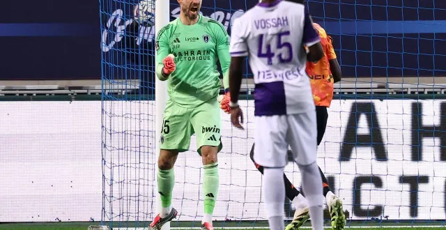 photo  kevin trapp après avoir repoussé le penalty de djibril sidibé.  &copy;  franck fife / afp 