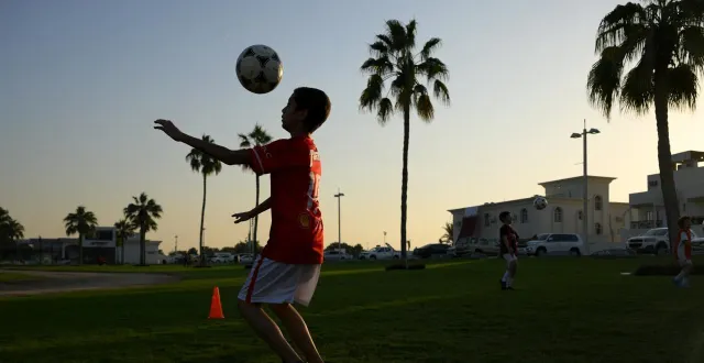 photo  un enfant s’apprête à faire une tête, sur un terrain à doha (qatar), le 26 novembre 2022.  &copy;  nicolas tucat/afp 