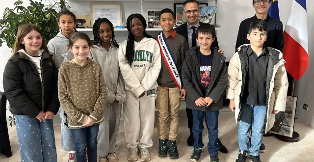 photo  les nouveaux membres du conseil municipal des jeunes de sablé-sur-sarthe ont rendu visite au maire, nicolas leudière, mercredi 10 décembre 2025, dans son bureau.  &copy;  ville de sablé-sur-sarthe 