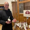 photo le frère david minot devant la petite table des gourmandises de l’abbaye.