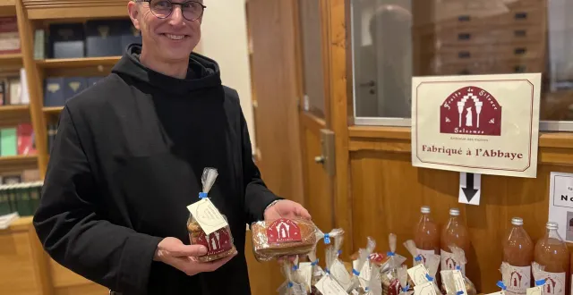 photo  le frère david minot devant la petite table des gourmandises de l’abbaye.  &copy;  le maine libre 