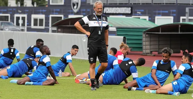 photo  sébastien desabre, ici à l’entraînement à niort, le 21 juin 2022, dirige la république démocratique du congo depuis trois ans et demi.  &copy;  co - benoit felace 