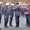 photo  trois pompiers ont reçu la médaille d’honneur des mains du commandant daniel deschamps, représentant du directeur départemental du sdis. 