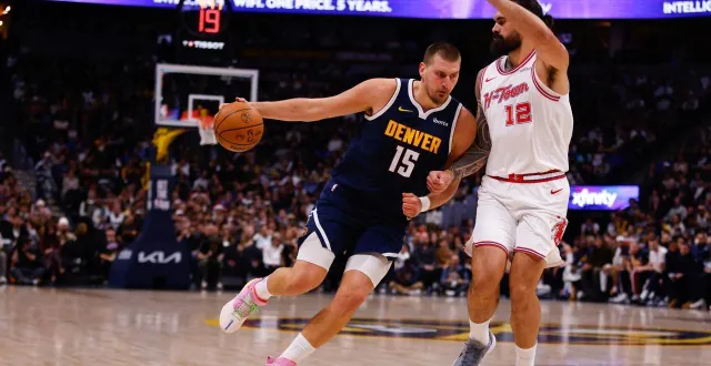 photo  nikola jokic face à steven adams lors de la victoire de denver face à houston le 15 décembre 2025.  &copy;  justin edmonds / getty images via afp 