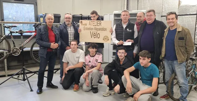 photo  luc barat, président du rotary mamertin (2e en partant de la droite) a remis un chèque de 500 € à laurent bouscaud, initiateur du projet.   &copy;  le maine libre 