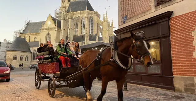 photo  comme ici lors du noël magique de 2023, il sera possible de faire des tours de calèche.  &copy;  archives le maine libre 