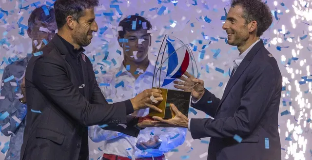 photo  charlie dalin a reçu son trophée de marin de l’année des mains de tony estanguet.  &copy;  jean-marie liot - ff voile 