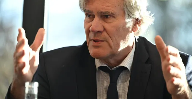 photo  l’ancien ministre socialiste, actuel maire du mans, stéphane le foll, tient une conférence de presse dans les locaux de la brasserie l’annexe, au mans (sarthe), le 16 décembre 2025. entouré de ses colistiers, stéphane le foll, annonce sa candidature aux prochaines élections municipales de 2026 pour briguer un nouveau mandat.  &copy;  david ademas / ouest-france 