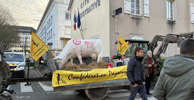 photo  des agriculteurs manifestent, ce mardi 16 décembre, à angers.  &copy;  ouest-france 