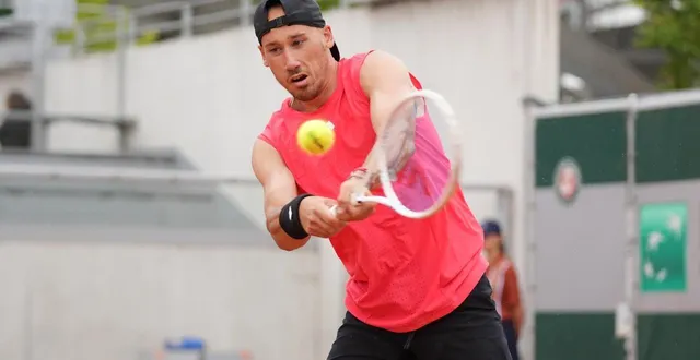 photo  kyrian jacquet lors roland-garros 2025, pendant un match de qualifications.  &copy;  cedric lecocq / fft 