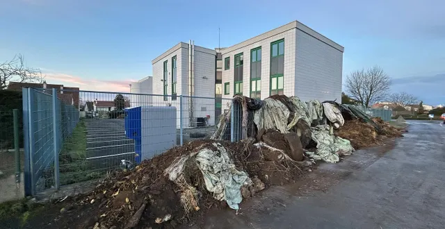 photo  devant les grilles du centre des impôts, mais aussi dans la cour intérieure, divers déchets agricoles ont été déversés.  &copy;  co-fabien gouault 
