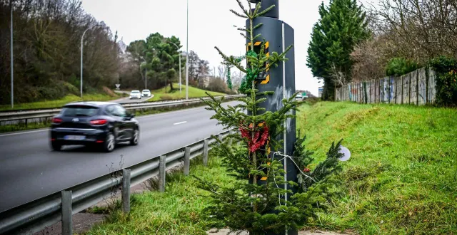 photo  le mans, mardi 16 décembre 2025. deux radars de la rocade du mans ont été « décorés » avant noël  &copy;  le maine libre - yvon loué 