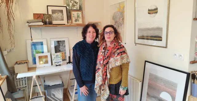 photo  isabelle aubry (à gauche) et marie tijou viennent d’ouvrir l’atelier d’artistes oxymage, dans les anciens locaux de l’office de tourisme de tourouvre.  &copy;  ouest-france 