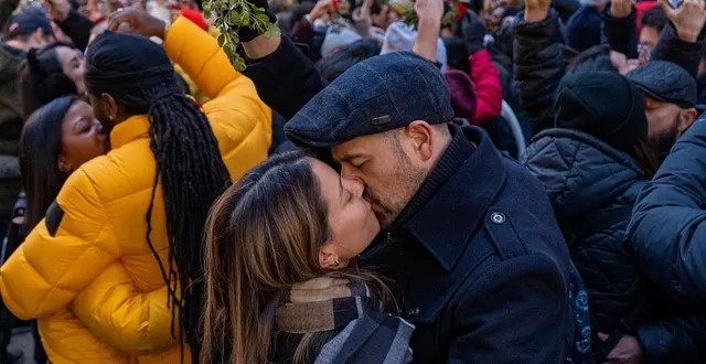 photo  comme ce couple, plus de 1 400 personnes se sont embrassées tendrement sous le gui, le 13 décembre 2025, à washington, aux états-unis.  &copy;  ken cedeno / reuters 