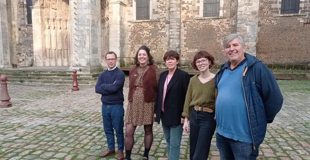 photo  cinq membres du bureau de l’association de la commune libre de la cité plantagenêt, dont hubert poirot-bourdin, président (à gauche).  &copy;  ouest-france 