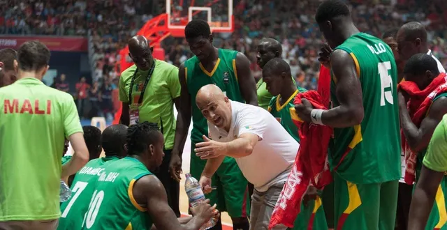 photo  sylvain lautié, l’entraîneur de nancy (au milieu), plaide pour une ligue fermée de la betclic élite.  &copy;  amine landoulsi / afp 