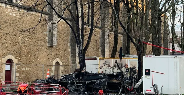 photo  la caravane qui servait de vestiaire aux ouvriers est complètement détruite.  &copy;  ouest-france 