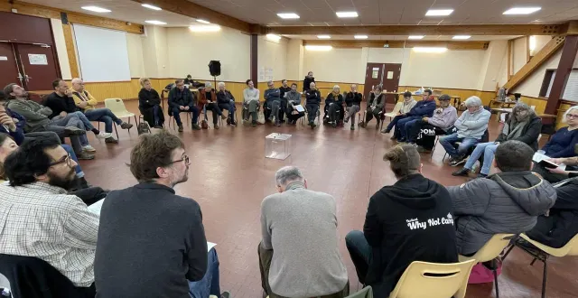 photo  le cercle permet de bien voir qui parle, lors des réunions de la liste citoyenne de putanges.  &copy;  ouest-france 