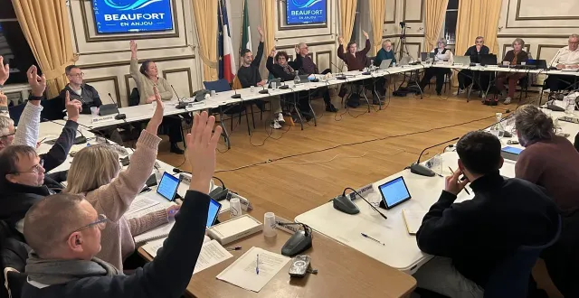 photo  beaufort-en-anjou, le 15 décembre 2025. à l’heure du vote, les élus se sont divisés, avec 14 voix pour, 14 voix contre et cinq abstentions.  &copy;  co - agathe le nueff 