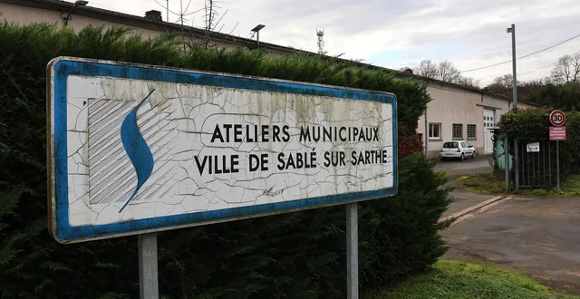 photo  une douzaine d’agents spécialisés dans des métiers du bâtiment travaillent encore dans les ateliers municipaux du pont de vaige, à sablé-sur-sarthe.  &copy;  ouest-france 
