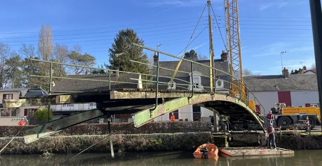 photo  la ferté-bernard, 16 décembre 2025. la dépose de la passerelle tafforeau a duré plus de trois heures dans la matinée.  &copy;  le maine libre 