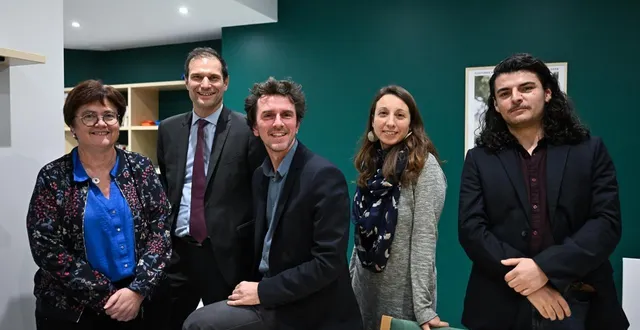 photo  angers, mardi 16 décembre 2025. romain laveau (les écologistes) (au milieu), est entouré de ses premiers colistiers (de g. à d.), silvia camara-tombini (ps), noam leandri (angers coopérative), kildine le proux de la rivière (l’appel pour angers) et benjamin briand-boucher (pcf).  &copy;  co - josselin clair 
