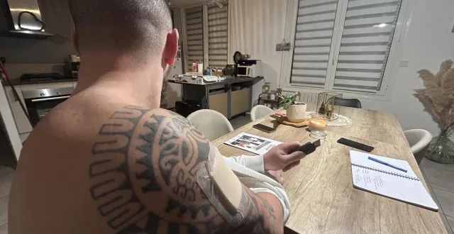 photo  laigné-saint-gervais, mardi 16 décembre 2025. damien, agressé à coups de cutter, montre son bras gauche où un pansement cache une plaie de 4 cm.  &copy;  le maine libre 