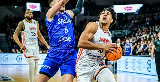 photo  ugo doumbia (en blanc) et le mans se sont imposés à antarès contre le spartak subotica et stefan momirov (en bleu), ce mardi 16 décembre 2025 à l’occasion de la sixième et dernière journée de la phase de poules de la ligue des champions de basket.  &copy;  photo : le maine libre - yvon loué 
