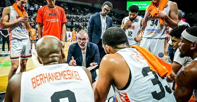 photo  guillaume vizade entouré par ses joueurs, ce mardi 16 décembre 2025 lors de la rencontre de ligue des champions de basket entre le mans et subotica.  &copy;  photo : le maine libre - yvon loué 
