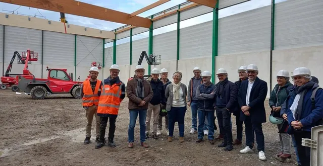 photo  .les élus et les représentants des associations ont pu échanger avec les techniciens de la commune sur l’avancée du chantier   &copy;  ouest-france 