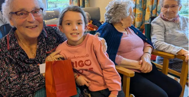 photo  thérèse vallée, une aînée aux doigts de fée, remercie chaleureusement la petite jeanne pour soncadeau.  &copy;  ouest-france 