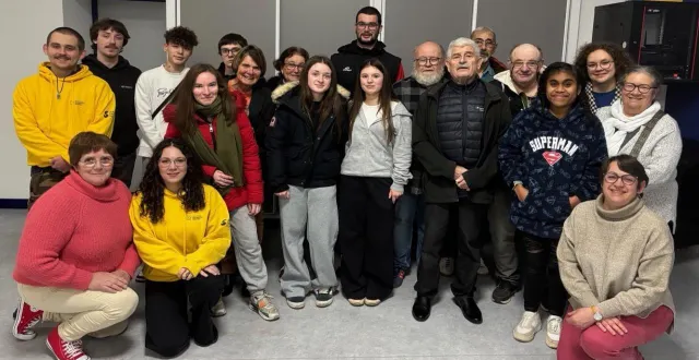 photo  martine bidault adjointe et delphine marcireau-jarry du centre communal d’action sociale (ccas) encadrent les bénévoles. vendredi, pour remercier les bénévoles « d’avoir si efficacement contribué à la collecte nationale de la banque alimentaire », le ccas a organisé un moment de convivialité. ont répondu  présents : des jeunes du conseil municipal et des sagiens mobilisés sur les questions de précarité.  &copy;  ouest-france 