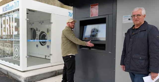 photo  maxime leblanc, de l’entreprise make, et alain lecler, élu municipal, devant le distributeur de pizzas et la laverie.  &copy;  ouest-france 