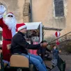 photo samedi, le père noël s’est invité sur le maché organisé par la municipalité et animé par une vingtaine d’exposants locaux et trois associations communales. il est reparti avec les trente lettres placées dans une boîte spéciale. et a fait promesse de répondre à chacune d’entre elles.