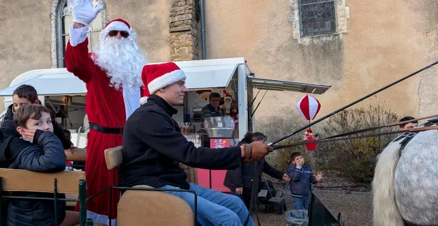 photo  samedi, le père noël s’est invité sur le maché organisé par la municipalité et animé par une vingtaine d’exposants locaux et trois associations communales. il est reparti avec les trente lettres placées dans une boîte spéciale. et a fait promesse de répondre à chacune d’entre elles.  &copy;  ouest-france 