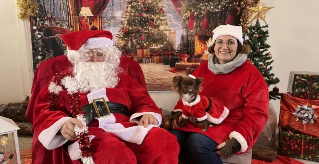 photo  patricia et sa chienne lady en pleine séance photo.  &copy;  ouest-france 