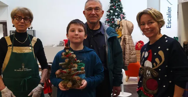 photo  kylian (10 ans) tient son sapin de noël naturel à côté de son grand-père, jean-charles, et de chantal (coprésidente de grain de sable et pomme de pin à gauche) et d’anne-sophie (animatrice périscolaire à droite).  &copy;  ouest-france 