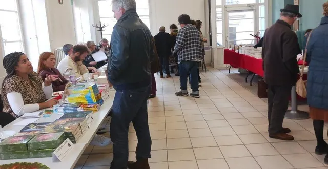 photo  vingt-deux auteurs et autrices ont répondu présents, dimanche, lors du 23e salon du livre organisé par la librairie l’âme du cinq. les écrivains ont pu présenter et dédicacer leurs œuvres et certains dans le public sont sûrement repartis avec des cadeaux à glisser sous le sapin de noël.  &copy;  ouest-france 