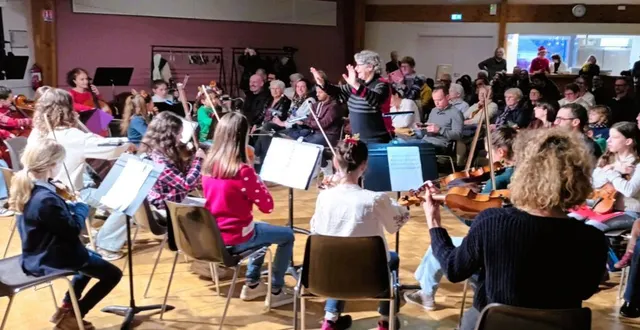 photo  le concert a commencé par un menuet de l’ensemble des cordes dorées, dirigé par la professeure catherine prada.  &copy;  ouest-france. 